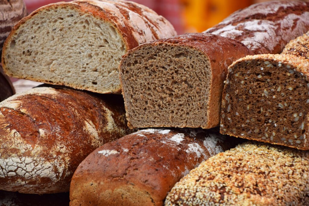 Pães integrais frescos variados