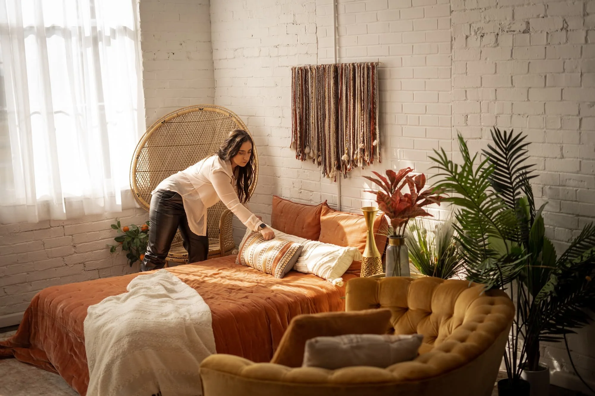 Quarto moderno e aconchegante decorado com plantas naturais que ajudam a purificar o ar e tirar a umidade.